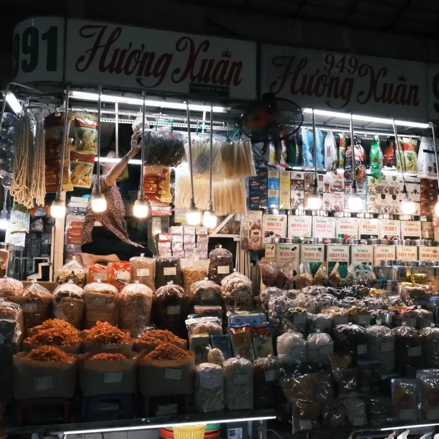 Ly trà trái cây trên bàn gỗ